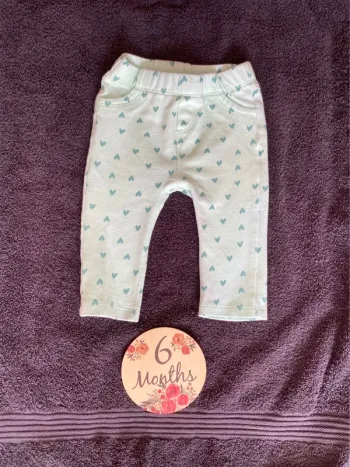 Pantalon vert motifs cœurs 6 mois