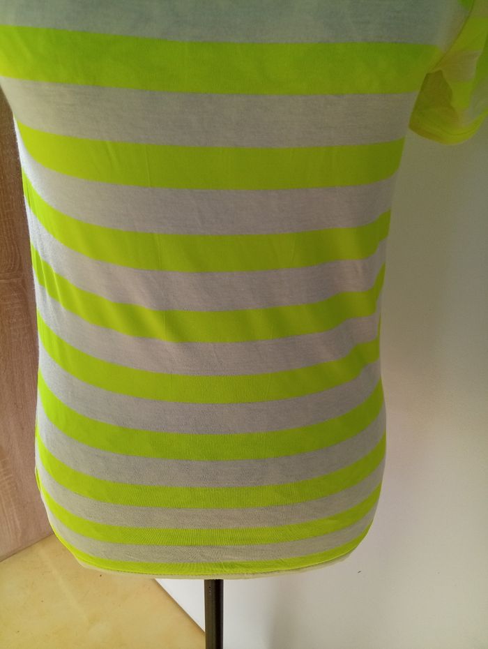 Joli tee-shirt avec p'tite dentelle à l' arrière - photo numéro 2