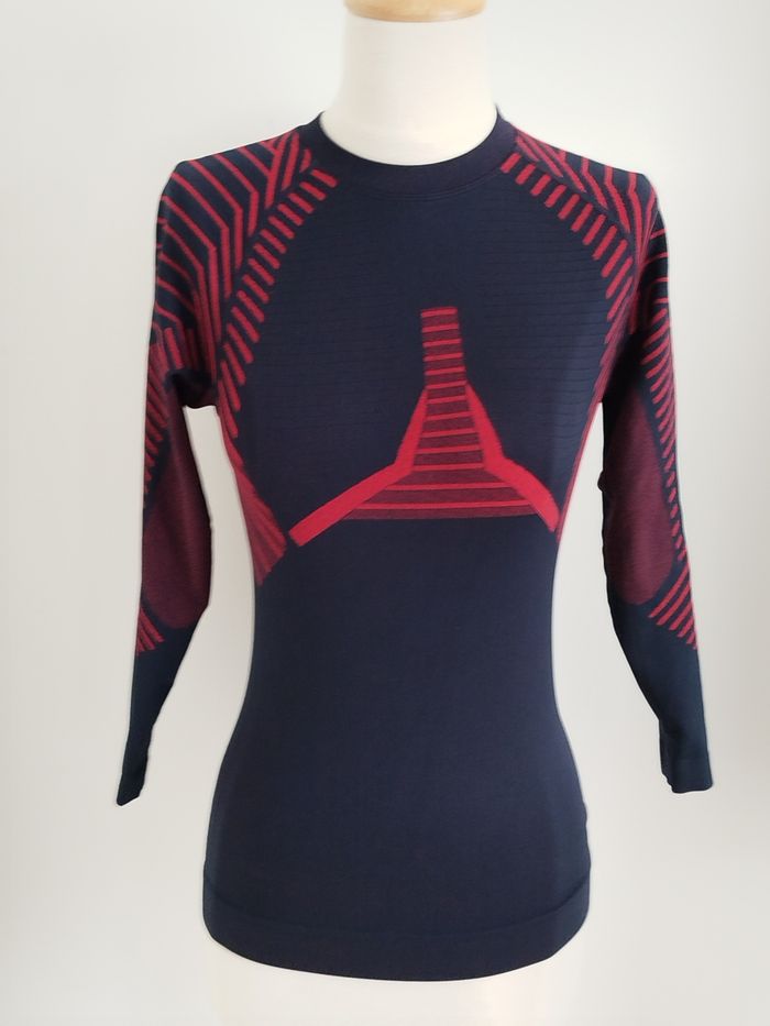 Haut de sport manches longues bleu marine et rouge Crivit taille 34