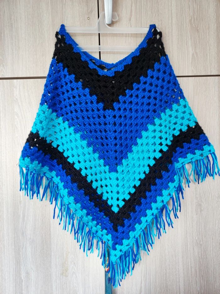 Poncho bleu tricot franges / modèle traditionnel