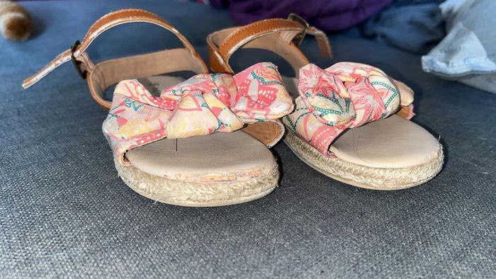 Très jolie paire de sandalettes en pointure 26 - photo numéro 5