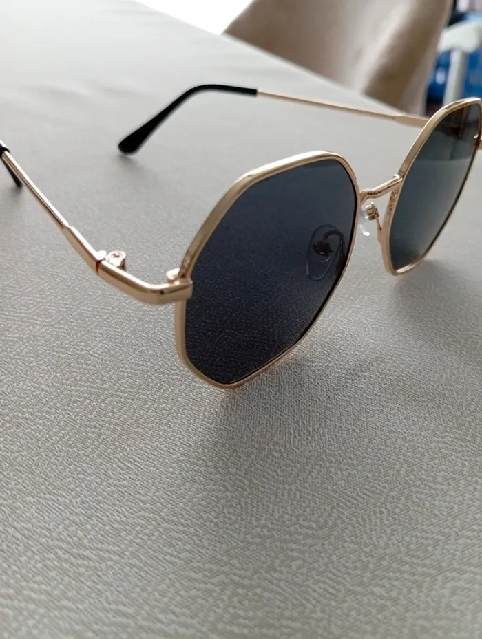 Paire de lunettes de soleil neuve - photo numéro 3