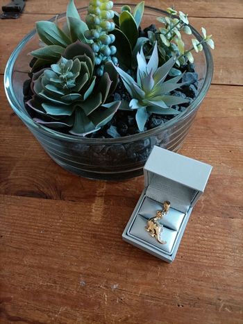 Pendentif dinosaure
