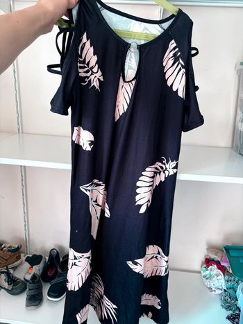 Haut noir avec plume rose