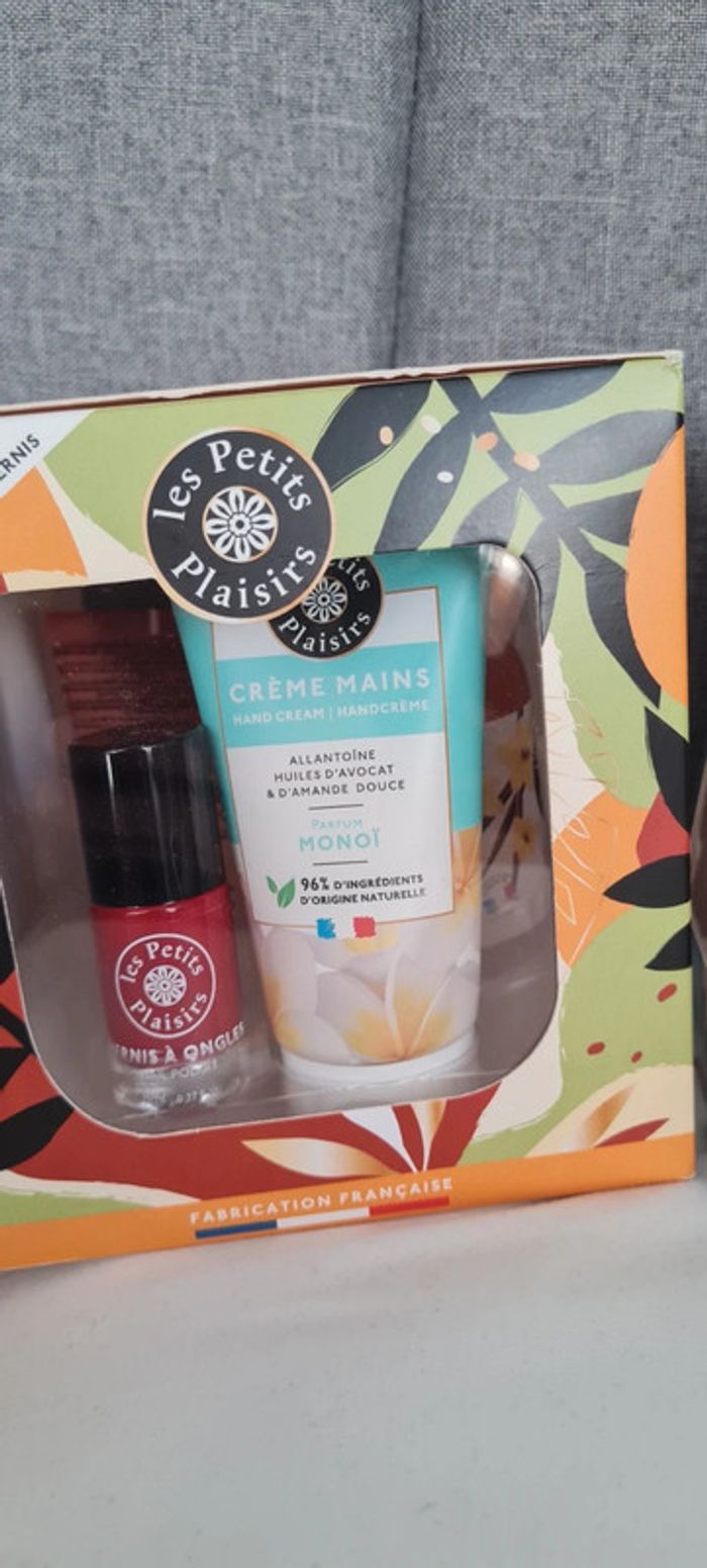 3 coffrets parfums gel douche gommage crème vernis - photo numéro 4