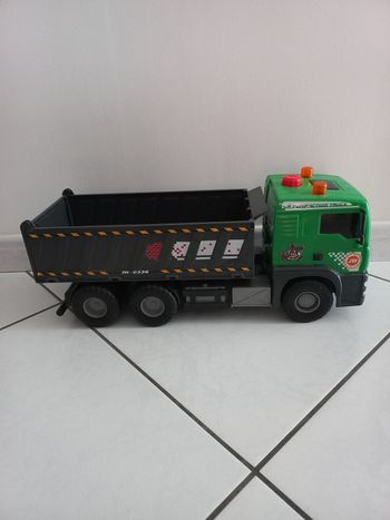 Gros  camion benne de chantier