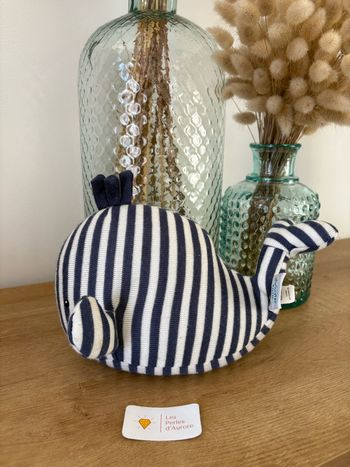Peluche baleine hochet grelots marine blanc Jellycat