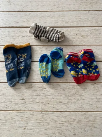 Lot chaussettes + socquettes antidérapantes 21/23