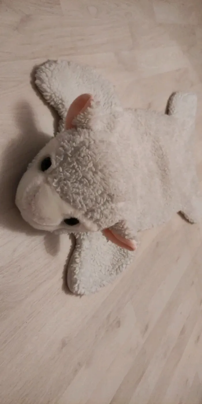 Petit tapis mouton décoration très mignonne en très bon état - photo numéro 2