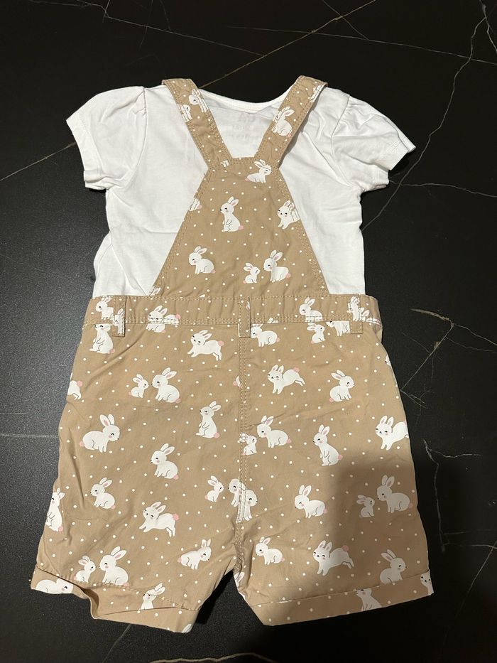 Salopette short et t-shirt - photo numéro 4