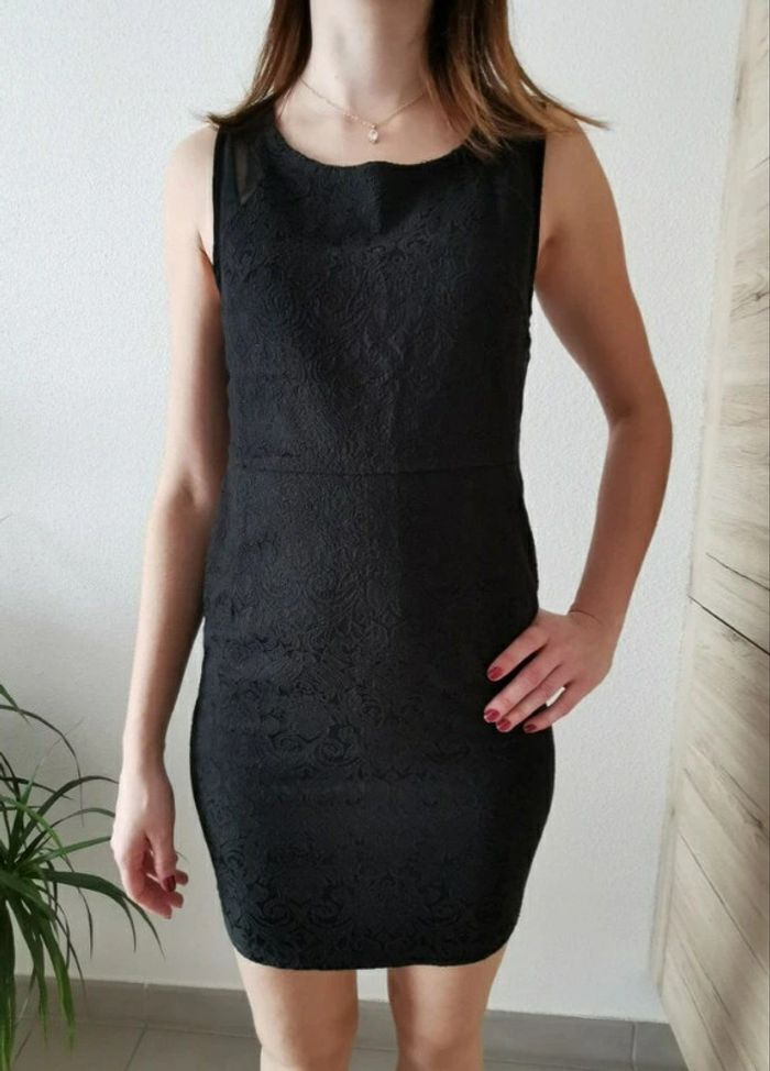 Robe noir pres du corps dentelle