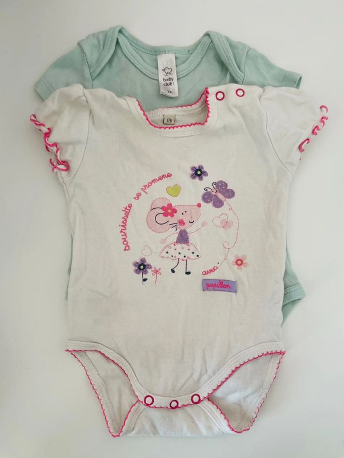Body manches courtes était blanc, 12 mois rose et turquoise. Petite souris est petit oiseau.