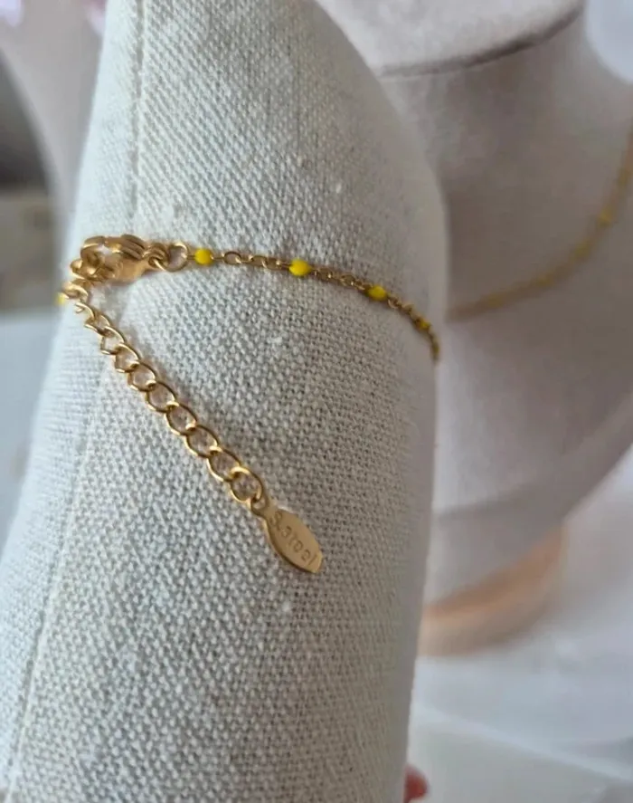 Parure de 2 bijoux en acier inoxydable dorée avec perles en résines jaunes - photo numéro 4