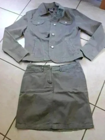 Ensemble Jupe courte et veste kaki taille 38/40