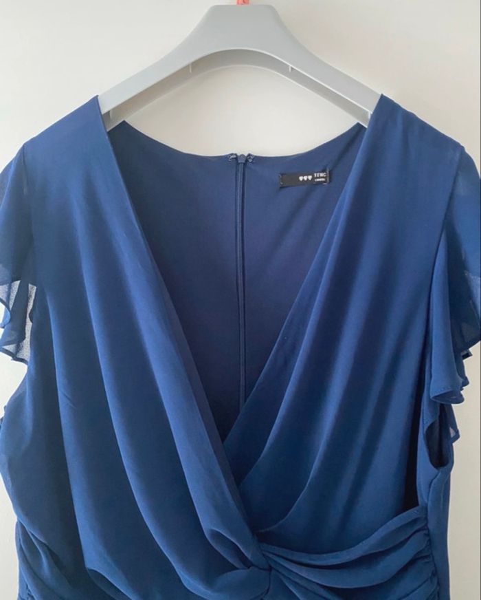 Robe longue à volant et manche évasée  - TFNC Plus  - Asos - photo numéro 7