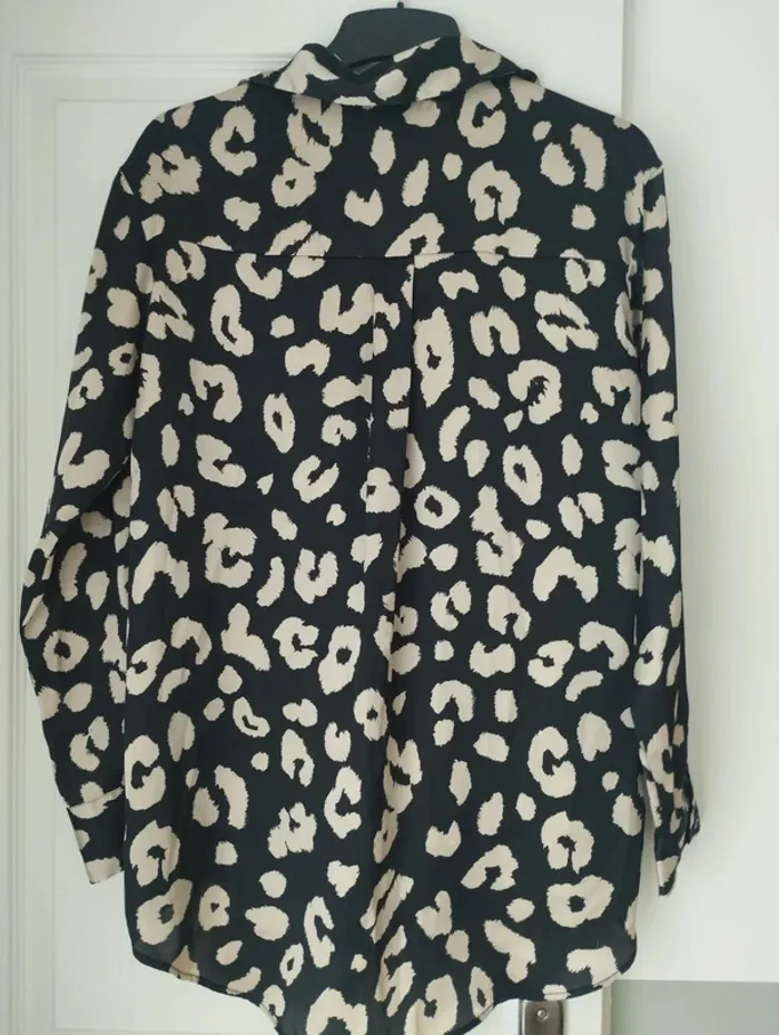Chemise noire motifs léopard satinée Zara XS neuve sans étiquette - photo numéro 2