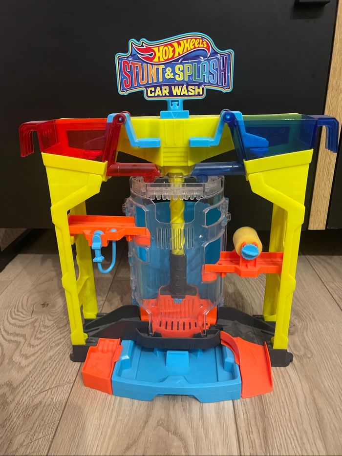 Hot Wheels Wade car stunt & splash