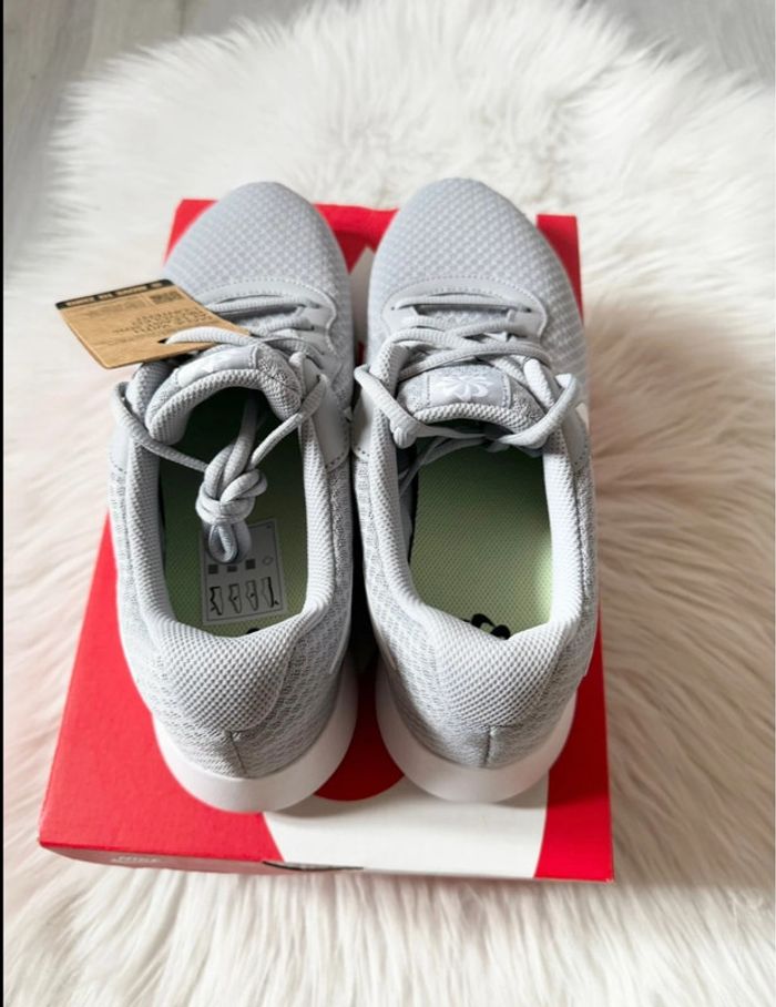 Baskets Nike Tanjun – Taille 44,5 – Gris clair/Blanc – Neuf avec étiquette - photo numéro 5