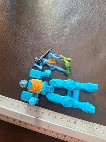 Lot robot bleu et personnage