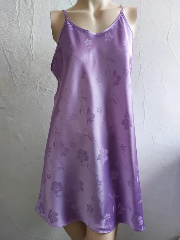 Nuisette satinée violet avec motifs floraux Taille 40/42