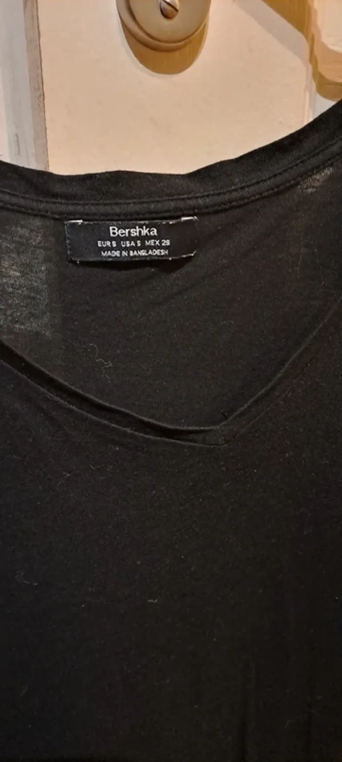 T Shirt noir manches courtes - Marque Bershka - Taille 36 - Bon état. - photo numéro 3