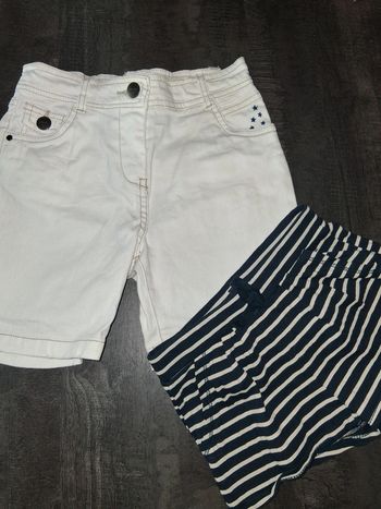 Short blanc Okaidi avec short bleu à rayures offert