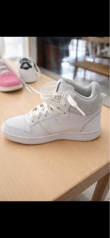 Baskets Nike montantes blanches - Taille 36 • Marque : Nike • Couleur : blanc • Pointure : 36 EU (5.5 US / 22.5 cm) • Style : montantes / basket type court • Fermeture : lacets • Semelle confortable et bon maintien de