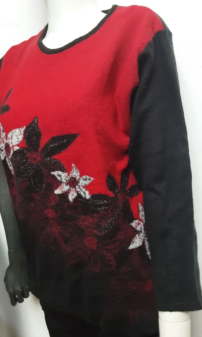 Haut / pull 50 % laine rouge et noir motif fleuri pour femme Taille 36 / 38 - photo numéro 3