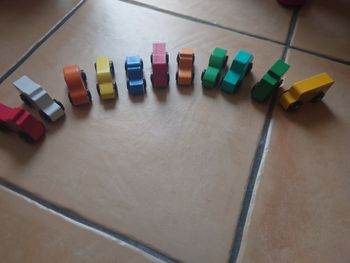 Lot de voitures en bois