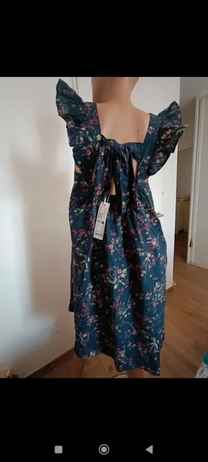 Jolie robe neuve esprit S - photo numéro 2