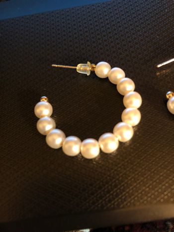 Deux paires de boucles d'oreilles créoles blanches et doré