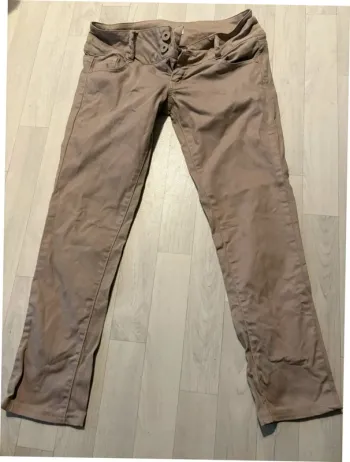 Jean beige bershka 38 à été raccourci ourlet propre