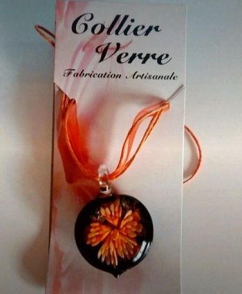 Collier avec pendentif en verre