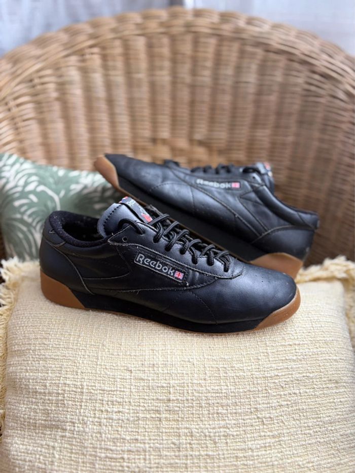 Basket Reebok - Noir - 100% cuir - en très bon état - pointure 39