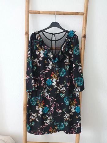 Jolie robe noire à motifs fleuris taille 36