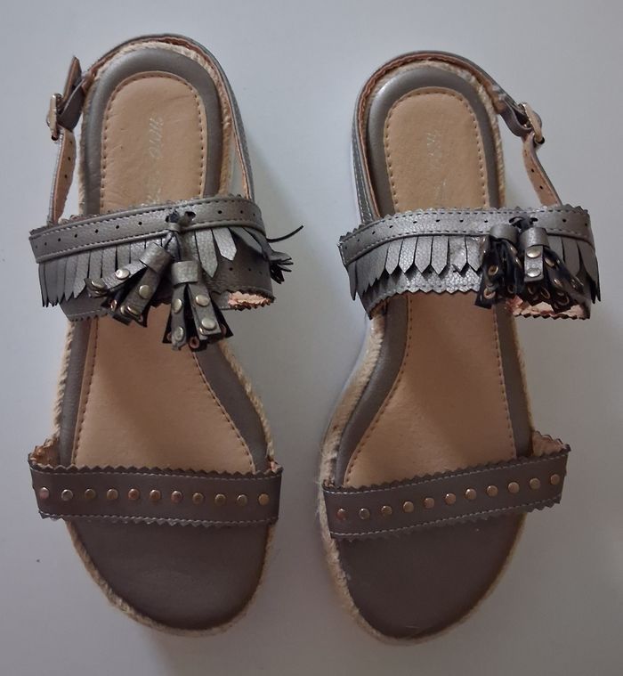 Sandales grises avec des pompons - photo numéro 3