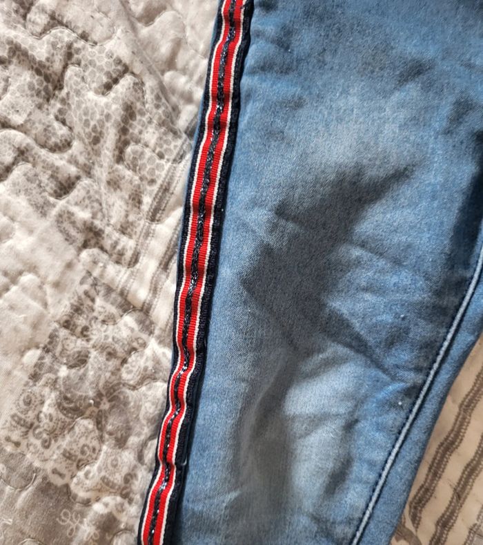 Jean bleu à bandes rouges 24 mois - photo numéro 2