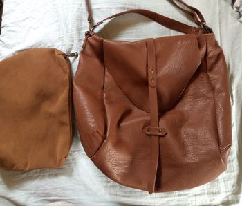 Grand sac besace similicuir marron