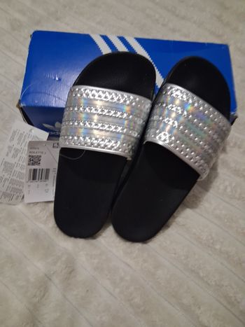 Claquettes adidas neuves 