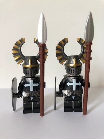 Figurine type lego 2 soldats templiers. Templiers