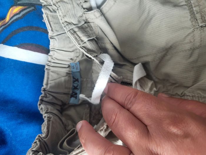 Short 6 ans ,petit fil  de tiré - photo numéro 2