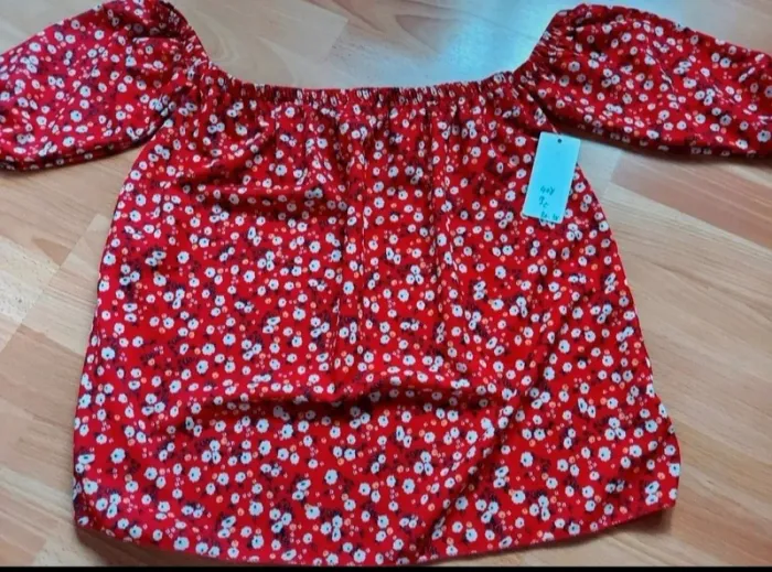 Blouse rouge fleurie manches courtes épaules dénudées 36-38 - photo numéro 2