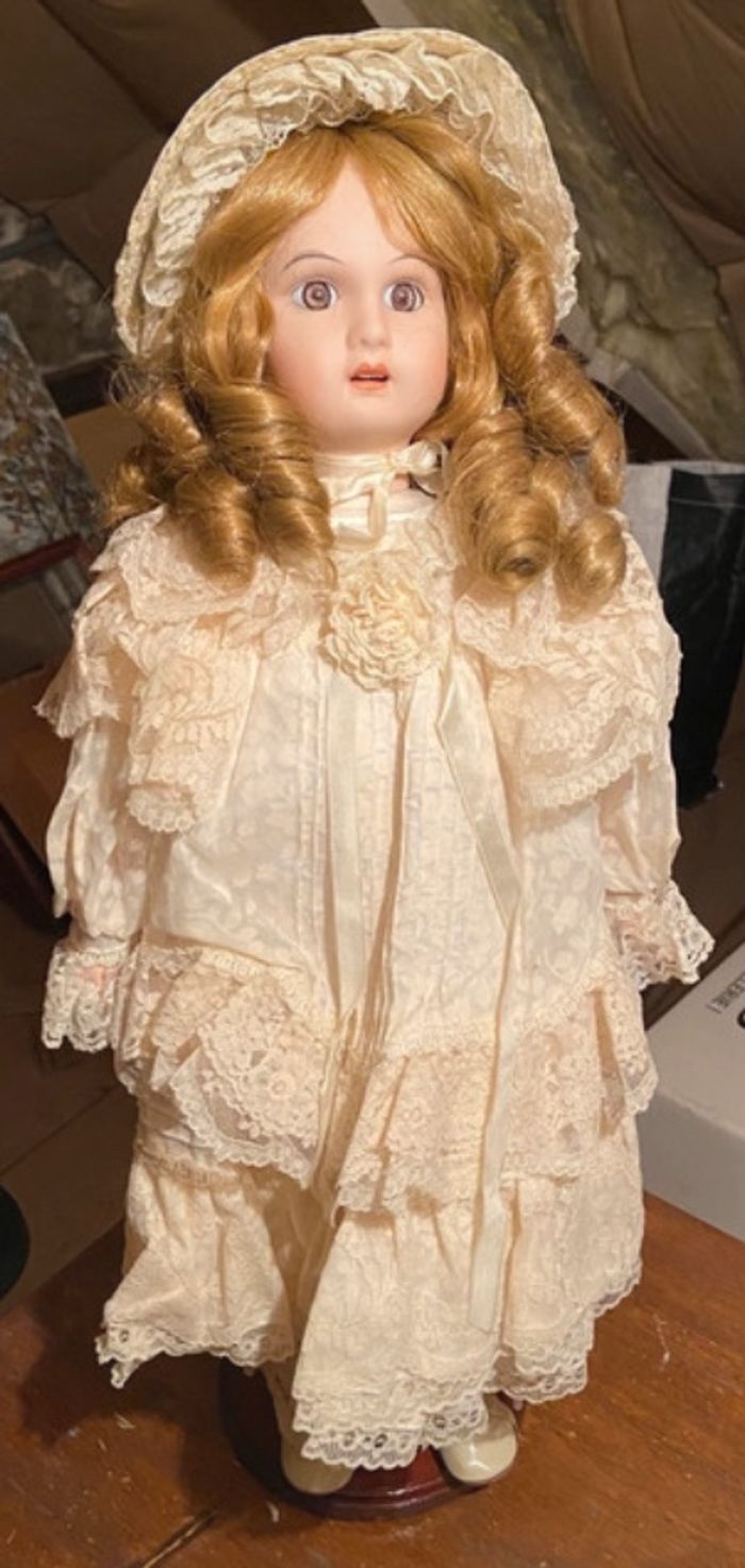 Poupée de collection en porcelaine Amandine de Mundia - photo numéro 3