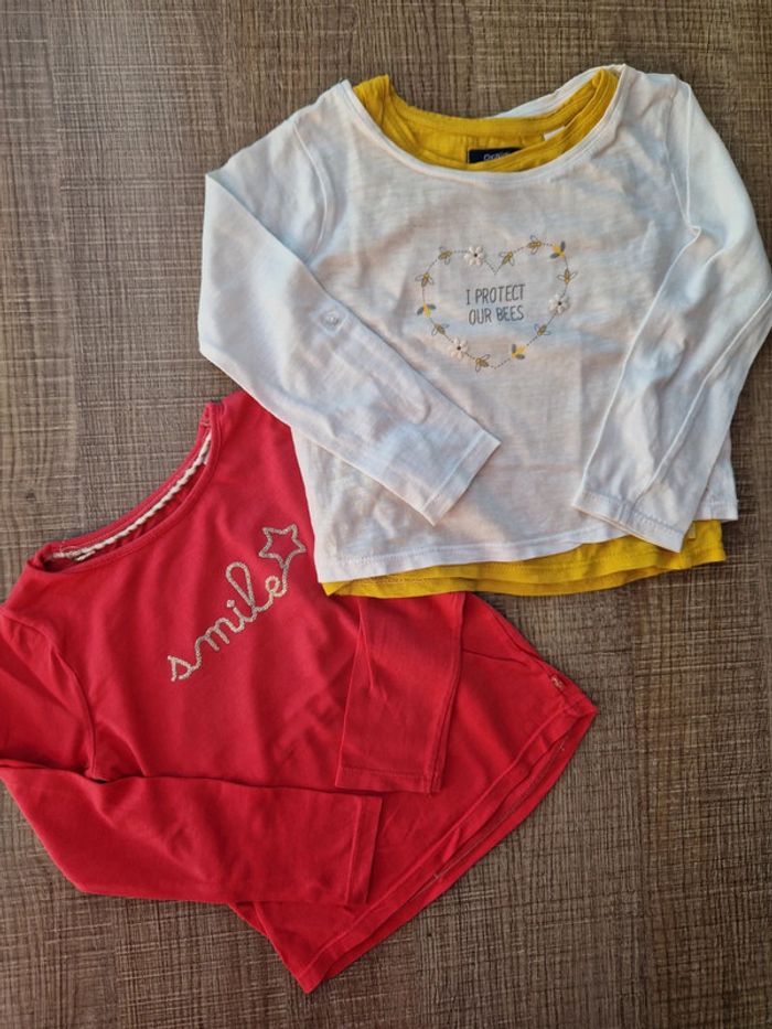 Lot de 2 T shirts Okaïdi 4 ans en très bon état