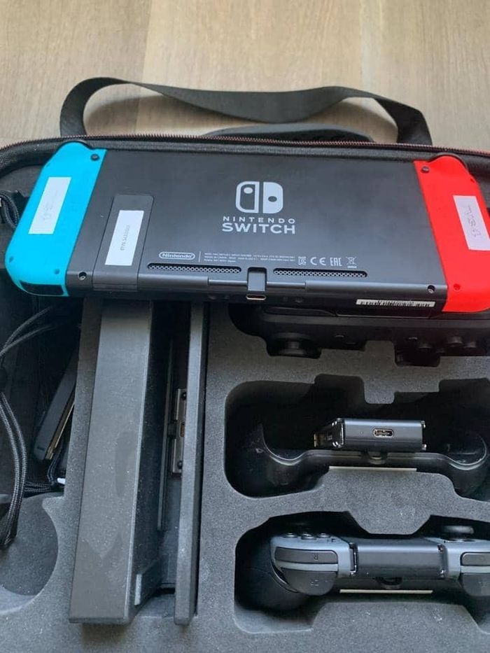Nintendo Switch (avec emballage d'origine et de nombreux accessoires) - photo numéro 3