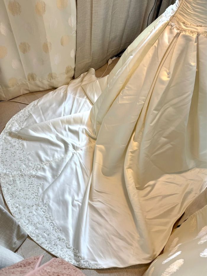 Robe de mariée neuve avec jupon gants et voile - photo numéro 6