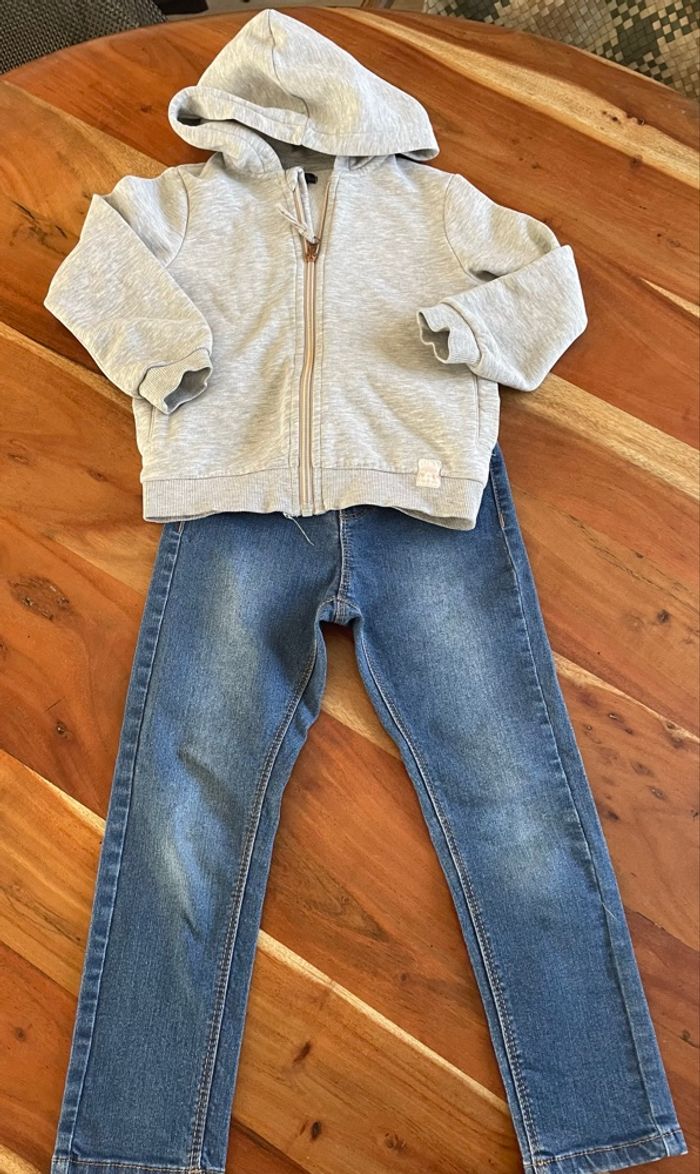 Lot jean bleu et sweat zippé à capuche gris fille 5 ans