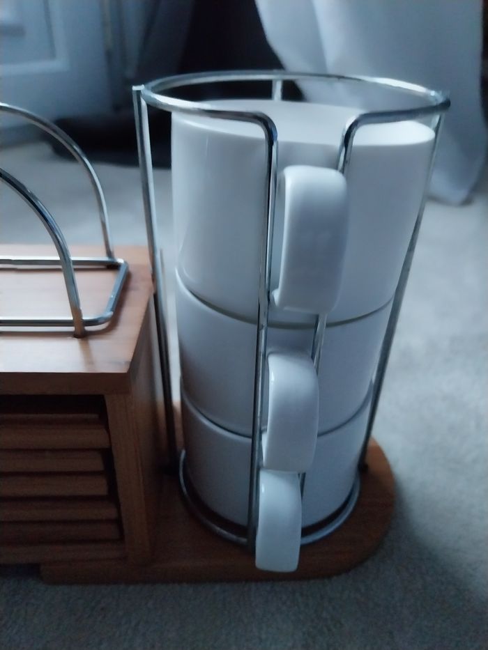Tasses à café sous tasses sur présentoir - photo numéro 3