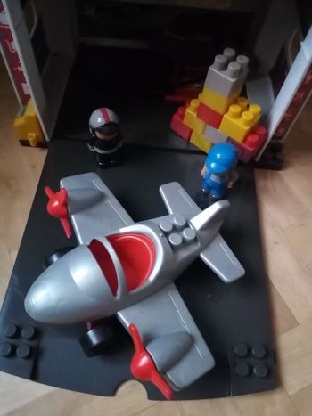 Garage avion avec avion et perspnnages marque abrick