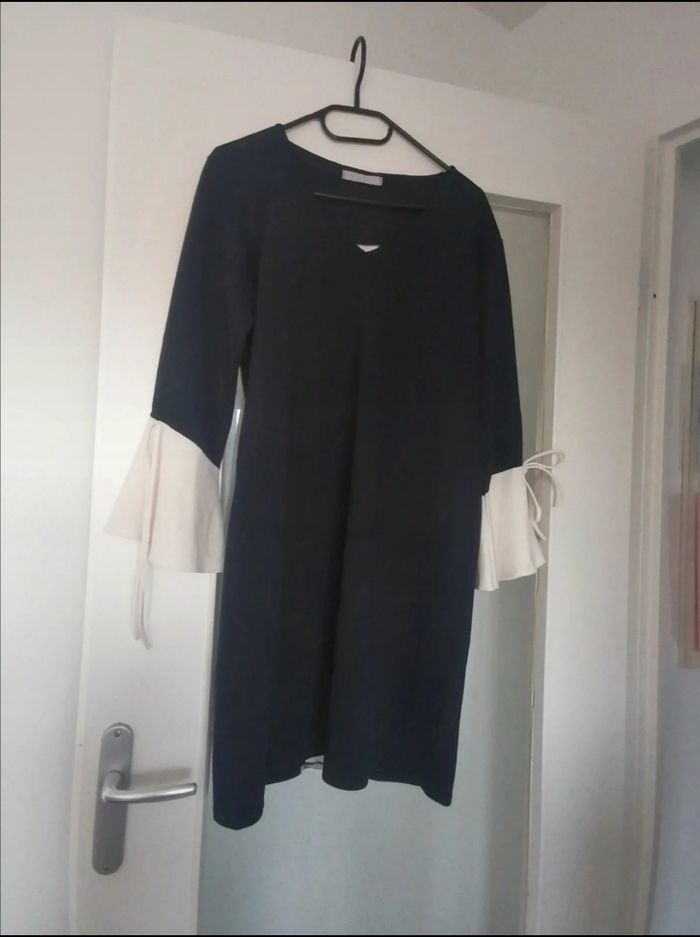 Robe longue bleu marine et blanche, manche longue. Manche évasée à lacets .